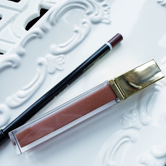 2/$39. Lipgloss, lip liner and carrying case. - Picture 2 of 3